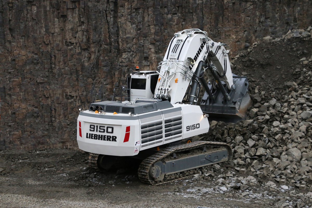 liebherr R 9150 B (1).jpg