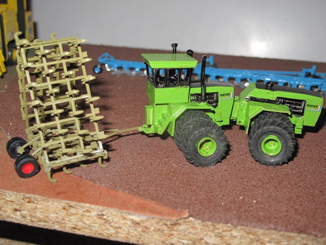 Steiger Panther PT650 et cultivateur DMI .JPG