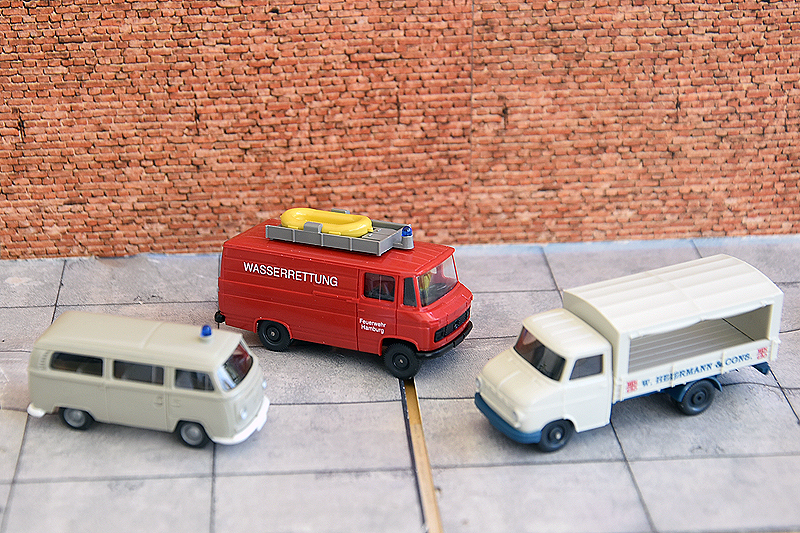 Le bus VW des douaniers, le sauvetage aquatique des pompiers et le camion d'un marchand de fruits