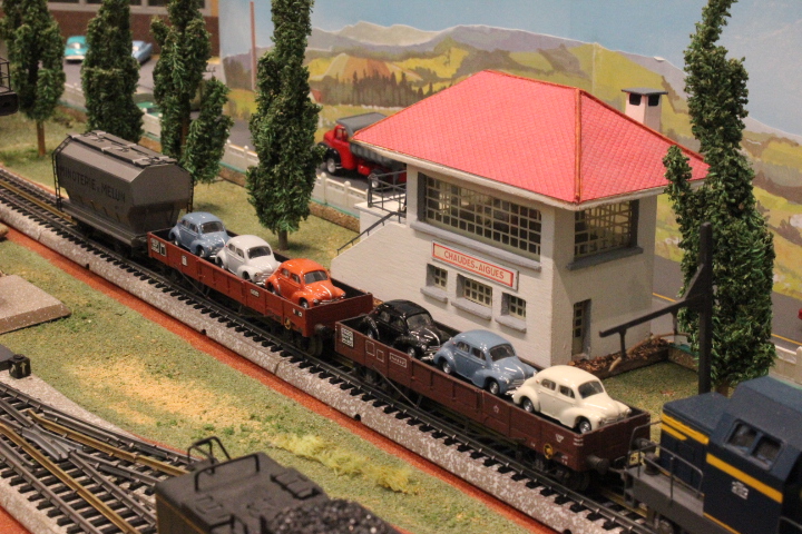 un plein chargement de 4CV Norev des années 60/70