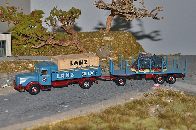 Ici, seul le chargement sur la remorque est sous la bâche