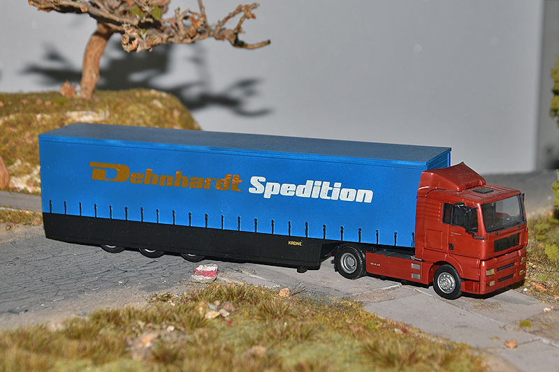 Semi-remorque bâchée avec habillage du châssis