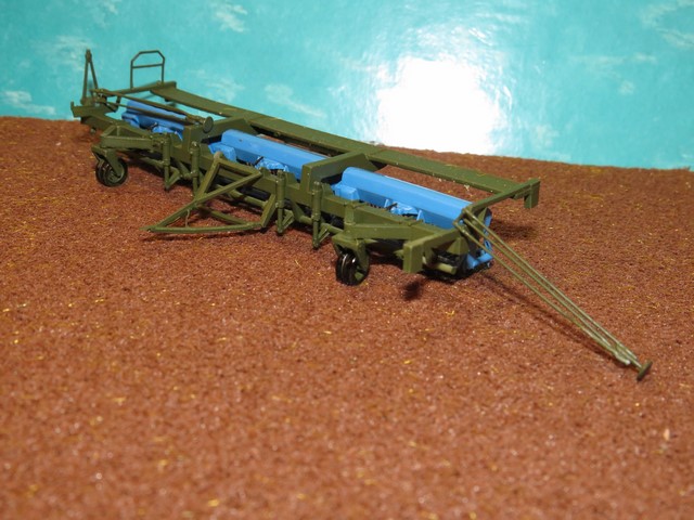 Fortschritt chariot d'attelage T890 avec semoirs             .JPG