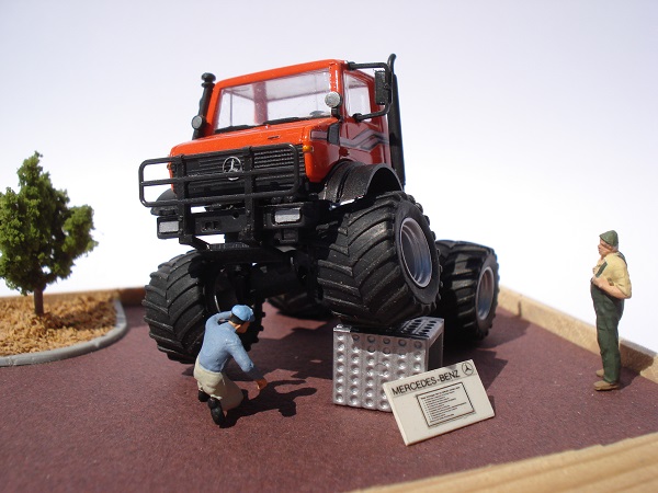 UNIMOG Salon.JPG
