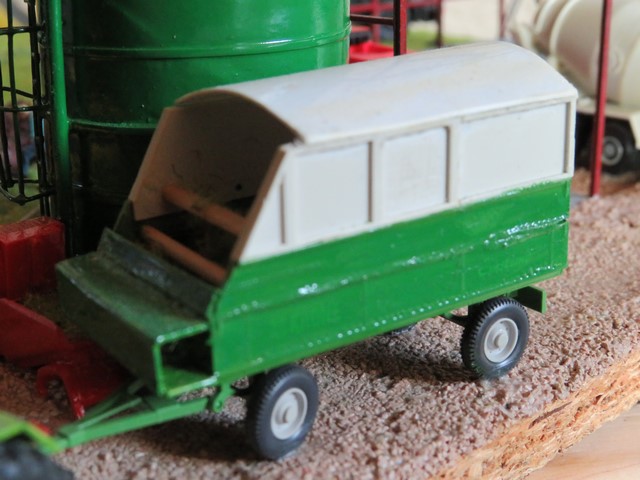 John Deere remorque fourrage 714 A    .JPG