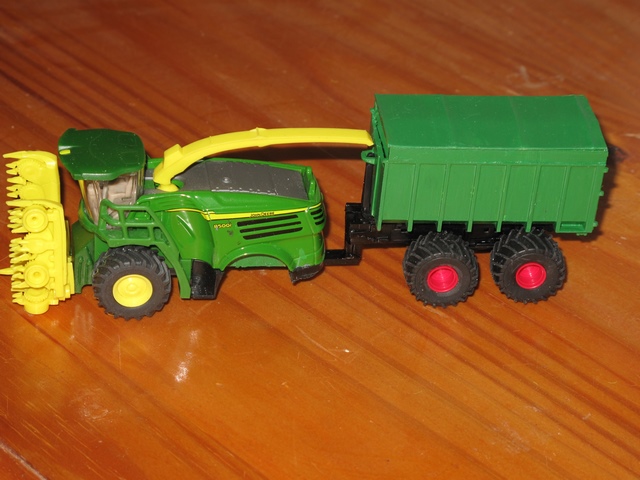 John Deere ensileuse 8500i porte contenaire (585ch)             .JPG