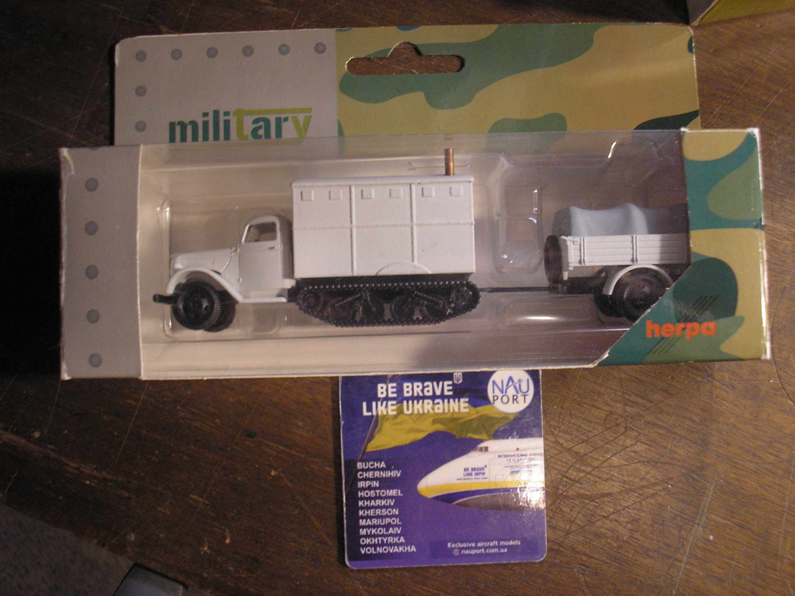 HERPA (adp Models) Minitanks late Ford Medical Halftrack/Trailer.