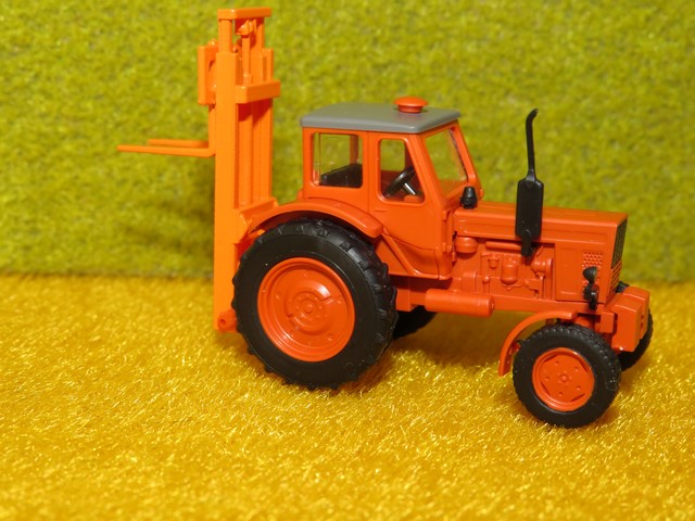 Belarus MTS 50 avec relevage arrière TVE 3200.JPG