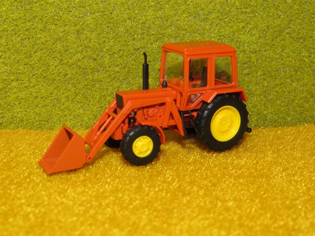 Belarus MTS 82 avec godet de chargement.JPG