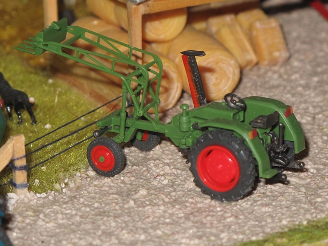 Fendt porte outil avec chargeur frontal.JPG