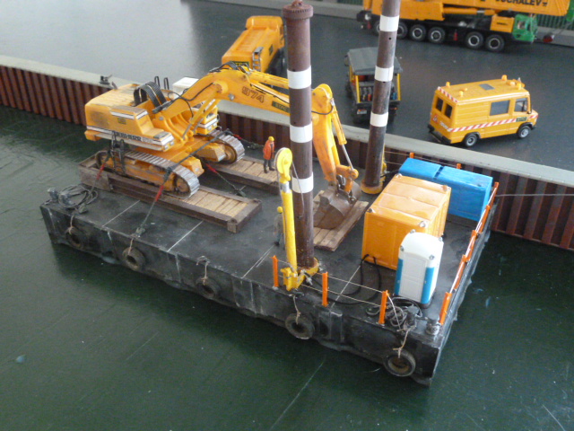 LIEBHERR 974 sur ponton