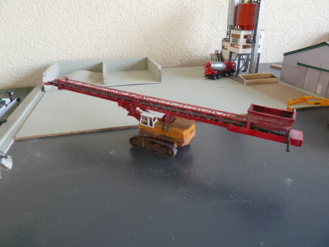 Une 974 sur lequel est adapté un convoyeur