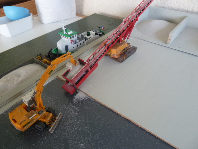 en opération avec une 922 benne preneuse