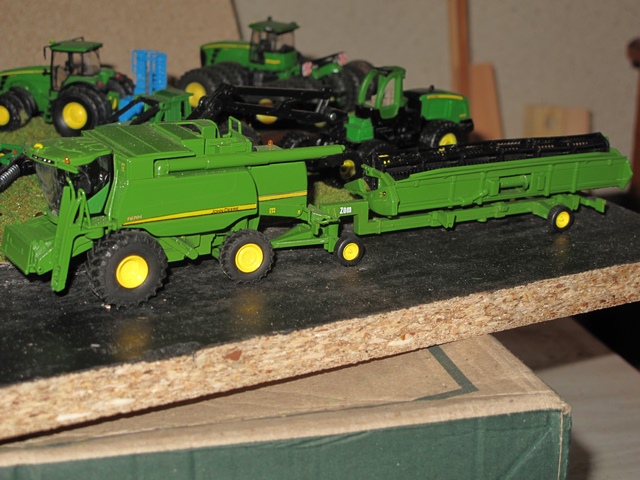 John Deere moissonneuse- batteuseT670i (455ch) .JPG