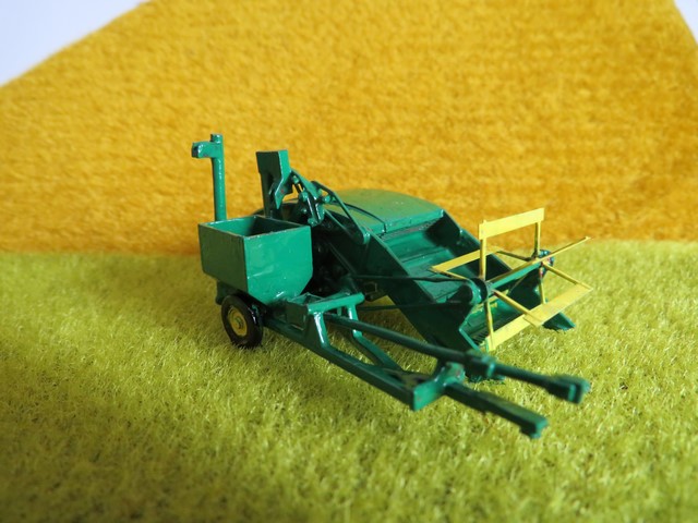 John Deere moissonneuse batteuse tractée 30                        .JPG