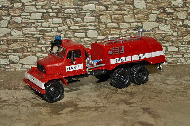 Camion-citerne Praga ; modèle réduit de SDV