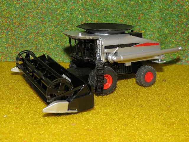 Gleaner moissonneuse batteuse R66 .JPG