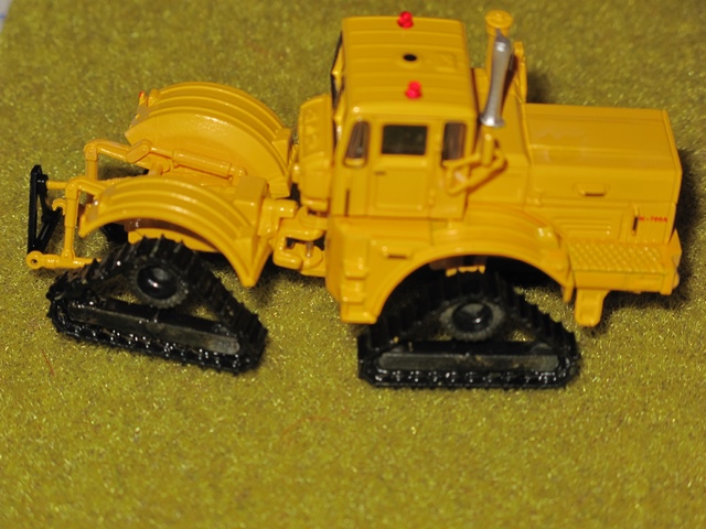 Kirovets K700 chenilles .JPG
