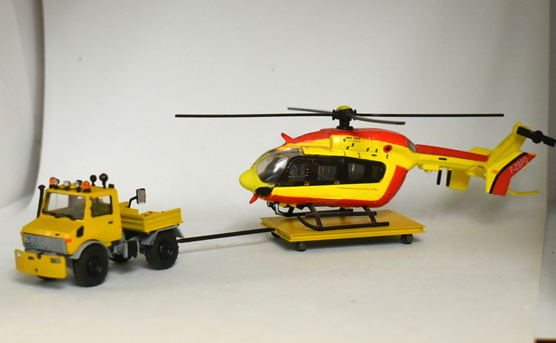 Unimog U1330 avec remorque pour le transport d'hélicoptères / Roco