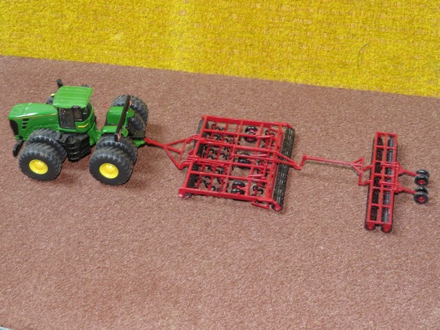 John Deere avec cultivateur et rouleau brise mottes Parma.JPG