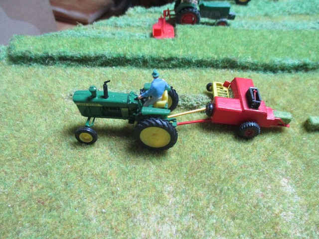 John Deere et presse New Holland.JPG