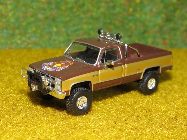 GMC sierra grand pick-up 4X4 (1981) l'homme qui tombe à pic .JPG