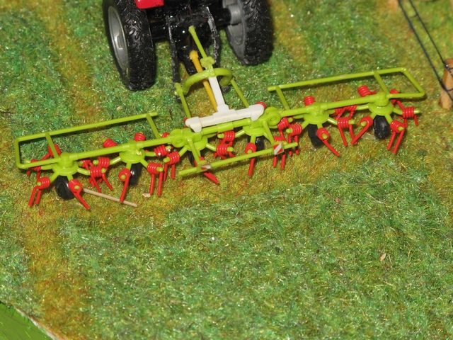 Claas faneuse VOLTO 65           .JPG