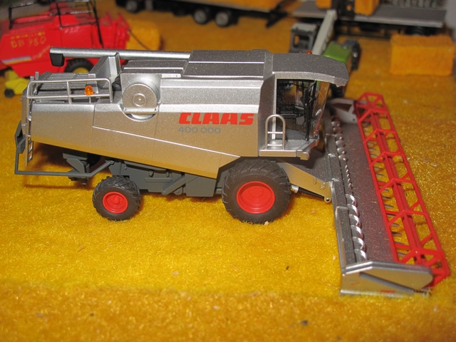 Claas moissonneuse- batteuse 400000               .JPG