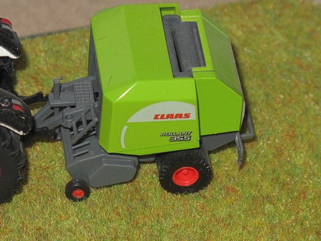 Claas round baller Rollant 355       ..JPG