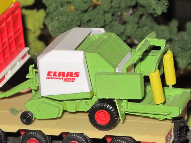 Claas Round baller rolland 255 uniwrap.JPG