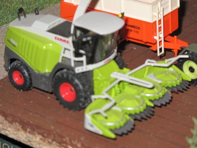 Claas ensileuse JAGUAR 950      .JPG