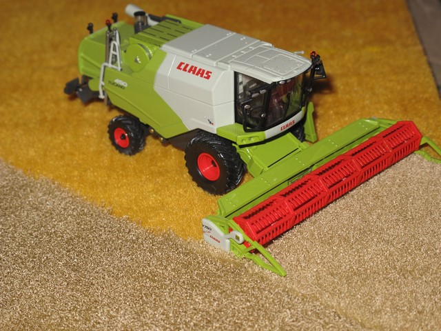 Claas moissonneuse batteuse Tucano 450                     .JPG