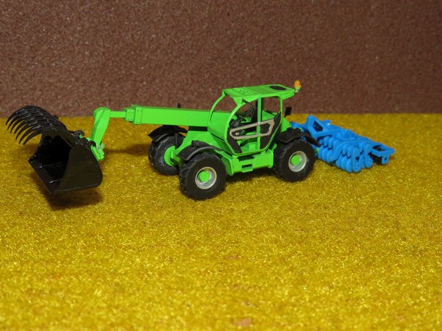 Merlo télescopique attelé à un déchaumeur    .JPG