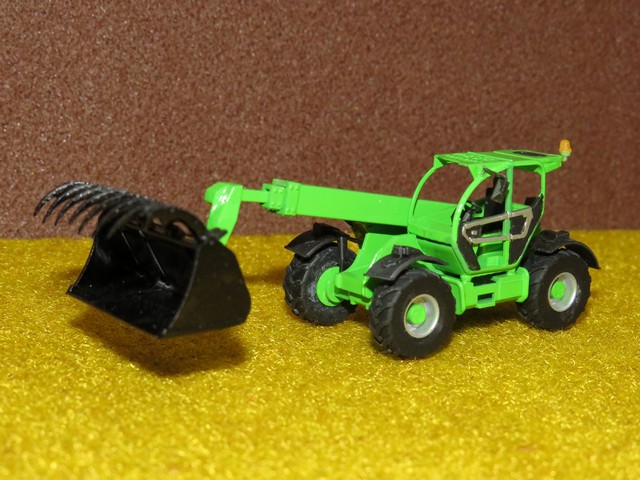 Merlo télescopique Multifarmer avec relevage            .JPG