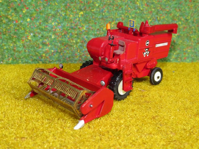 Massey Ferguson moissoneuse batteuse  410               .JPG