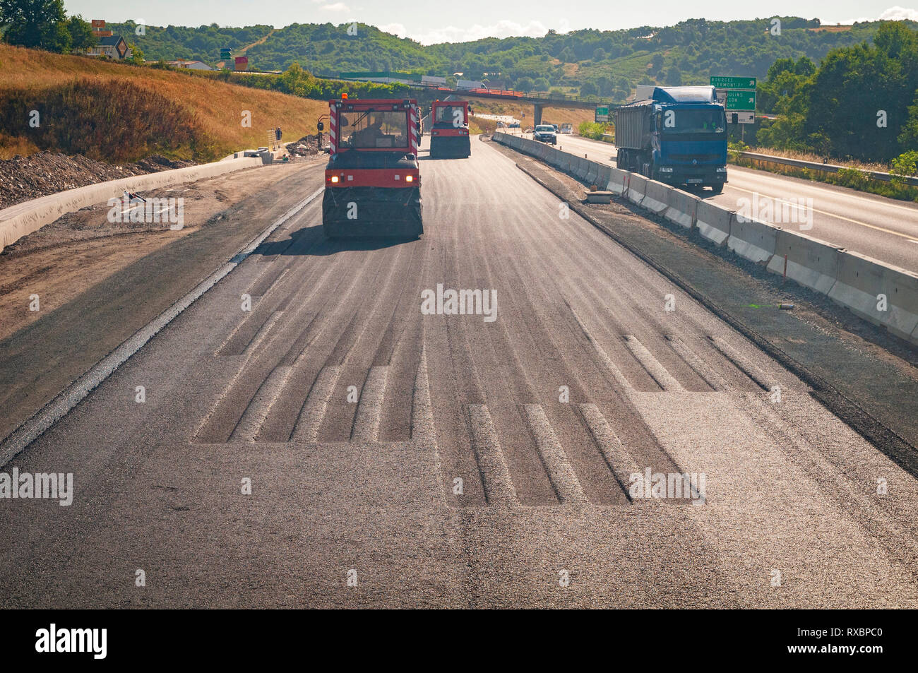 traces-laissees-par-les-compacteurs-rouleau-pneu-au-compactage-de-l-asphalte-rxbpc0.jpg