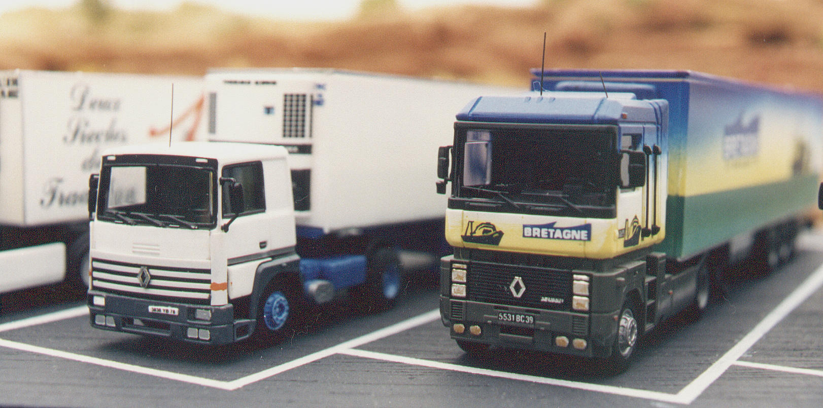 RENAULT,PHOTO DE FAMILLE R365 ET AE MAGNUM.JPG