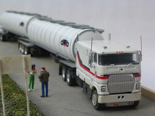 4 Ford CL 9000.jpg