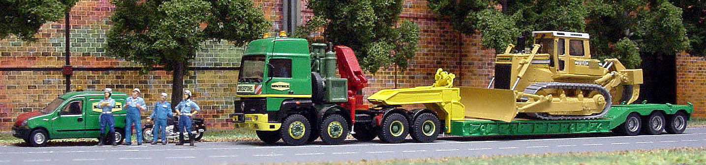 B  Simtrex devant les hangars 1bis semi anglaise métal trac. .jpg
